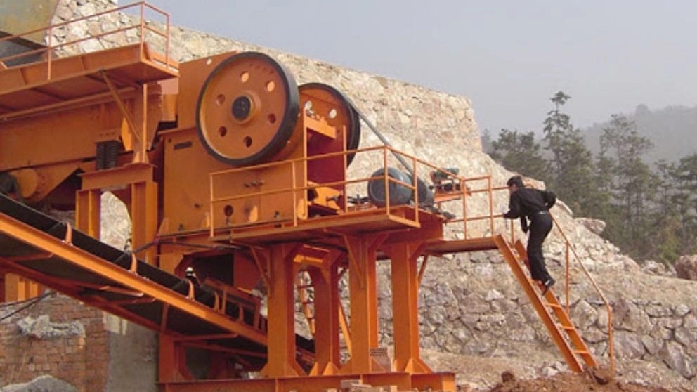 Stone crushing process in stone crusher machines