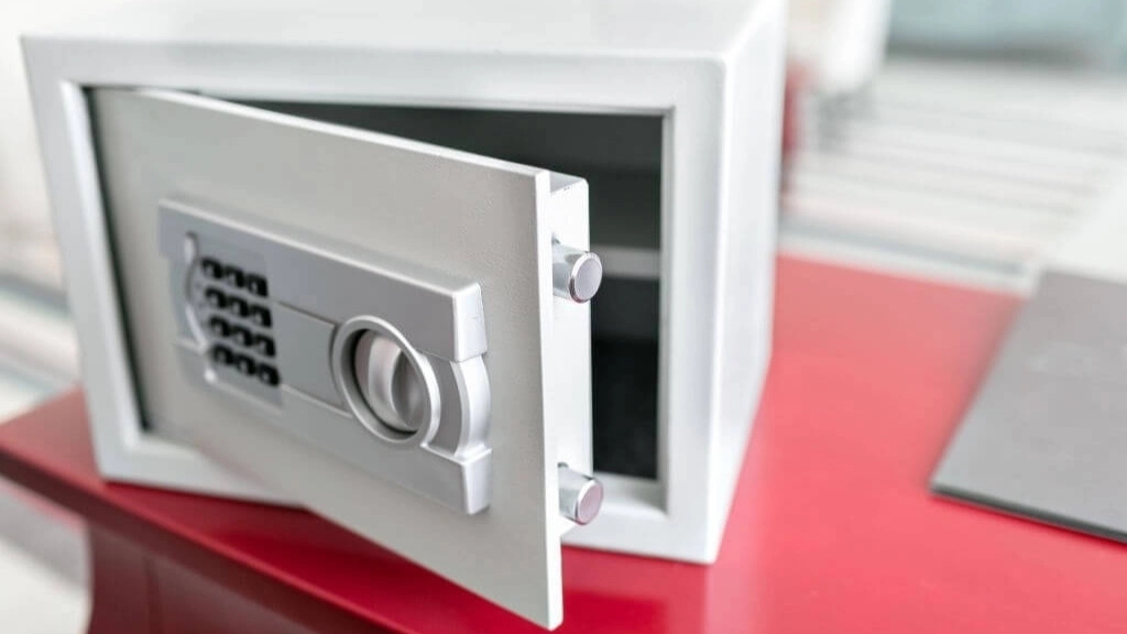 What should be the weight of a standard safe?