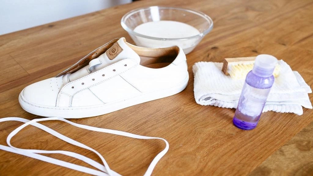 How to clean white leather shoes