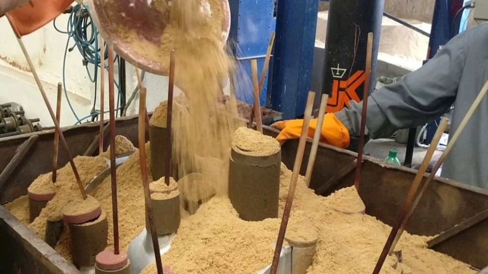 What is the difference between sand casting and precision casting?