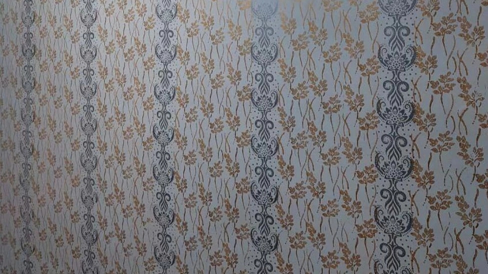 Painting a wall paper design with Siamese color in Rabat Karim Islamshahr