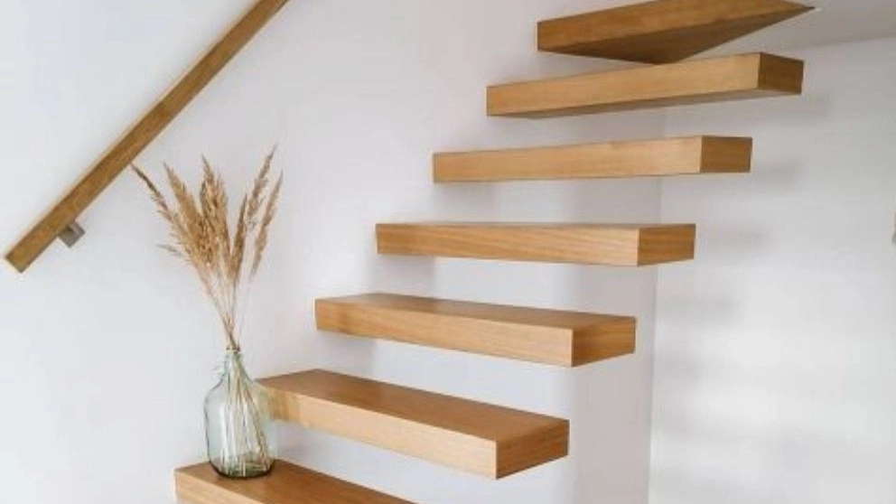 What is the reason for using suspended stairs in the building?