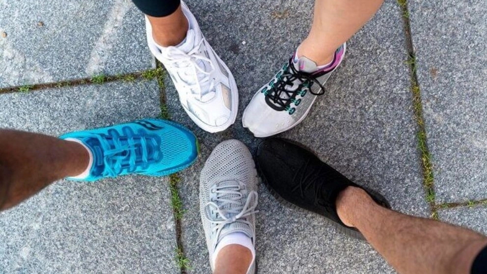 Differences between sports shoes and sneakers