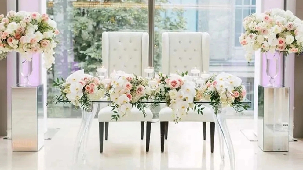 What tools are used to decorate the place of the bride and groom?