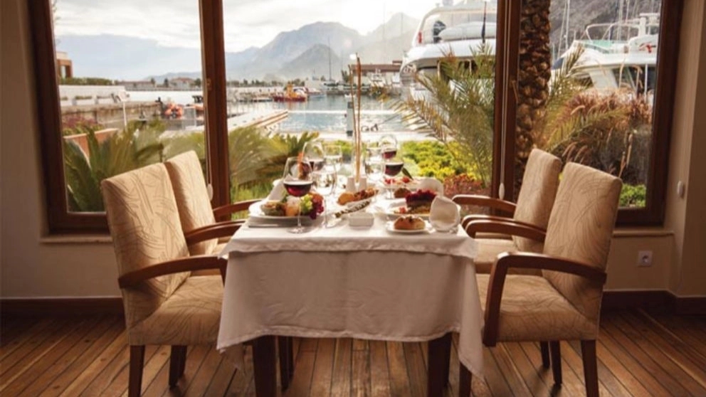 Why is it important to play music in a restaurant?