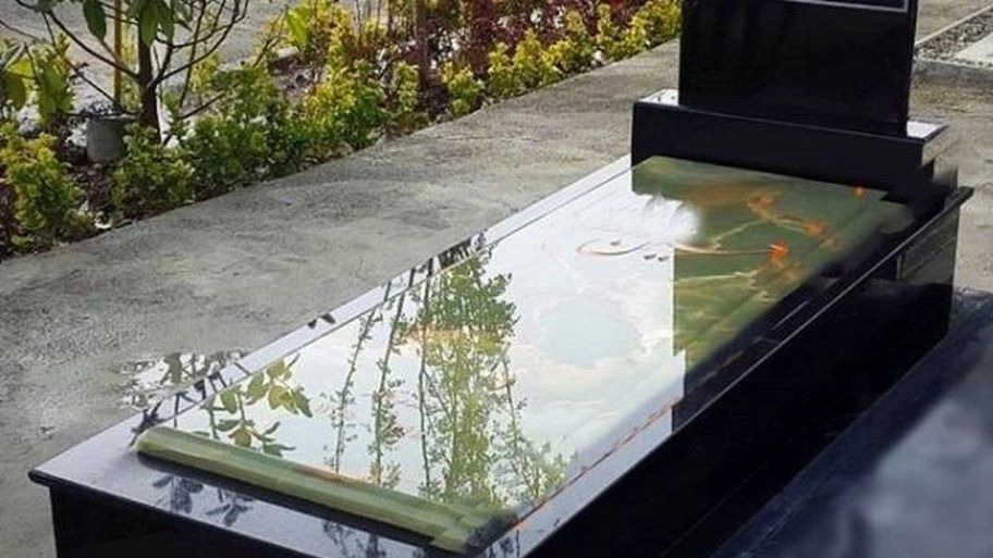 Characteristics of stone glass tombstones