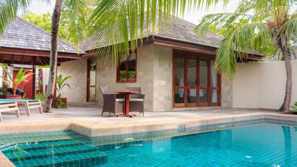 Renting a beach and forest villa with a pool in Halajian in Ramsar