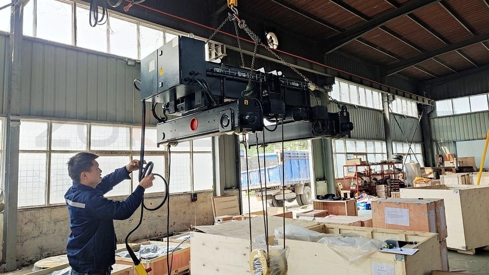 The difference between a crane and a hoist