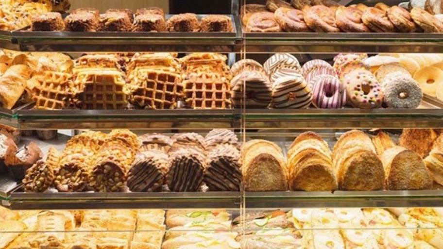 Sirini Sera and Sultani Fantasy Bread in Bushehr