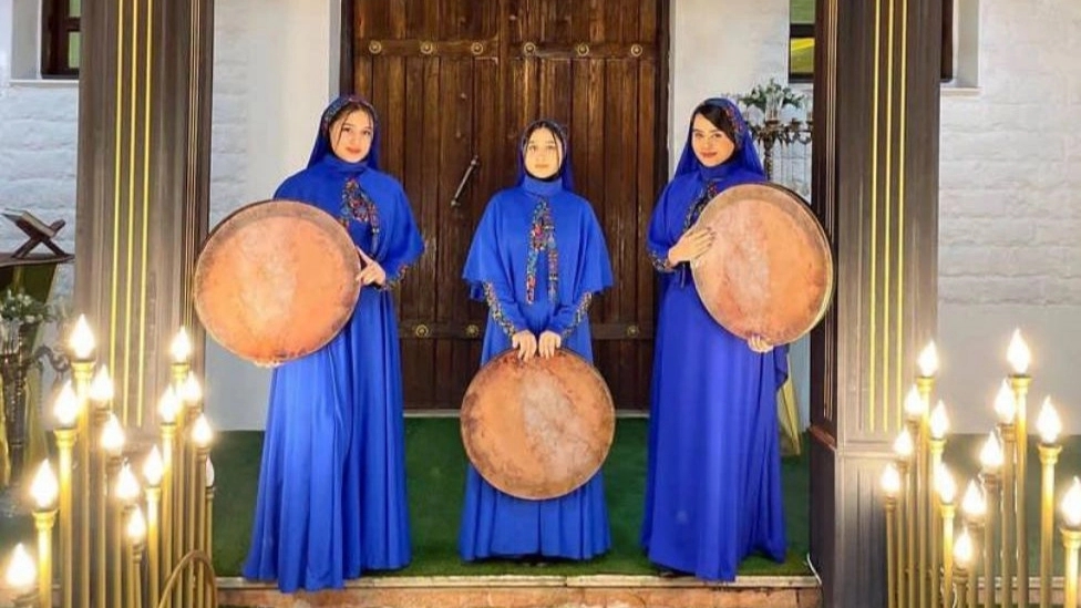 Mah Su art group drumming in Rasht