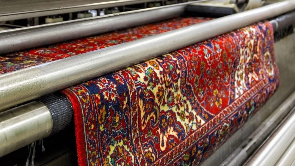 Carpet washing steps in a carpet cleaner