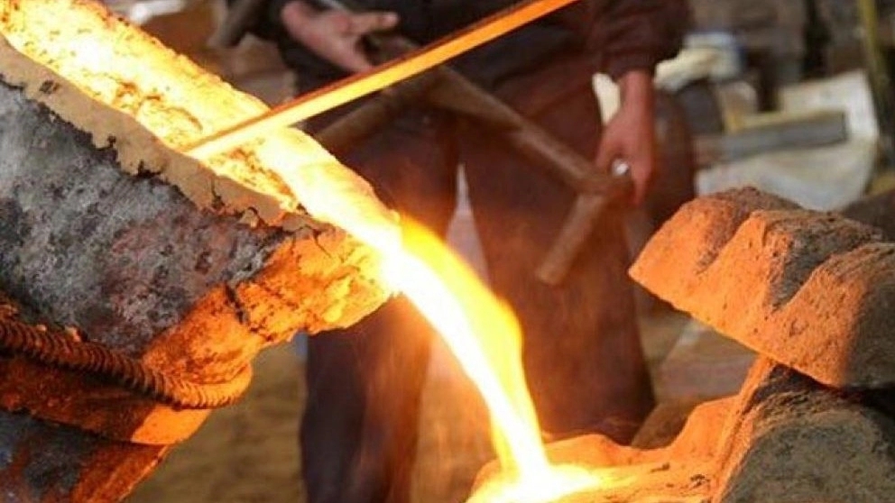 Casting and turning of gold pieces in Tehran, Quds city