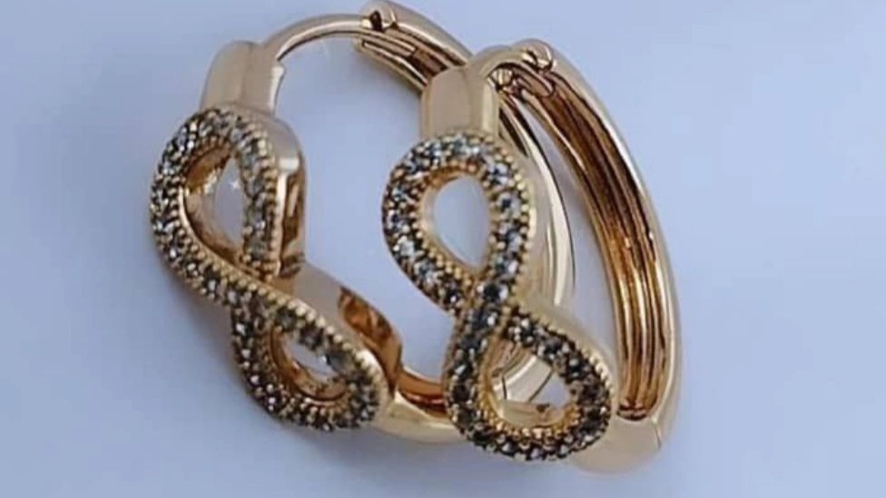 Selling all kinds of accessory rhinestones and ornaments in Nora Gallery in Bushehr