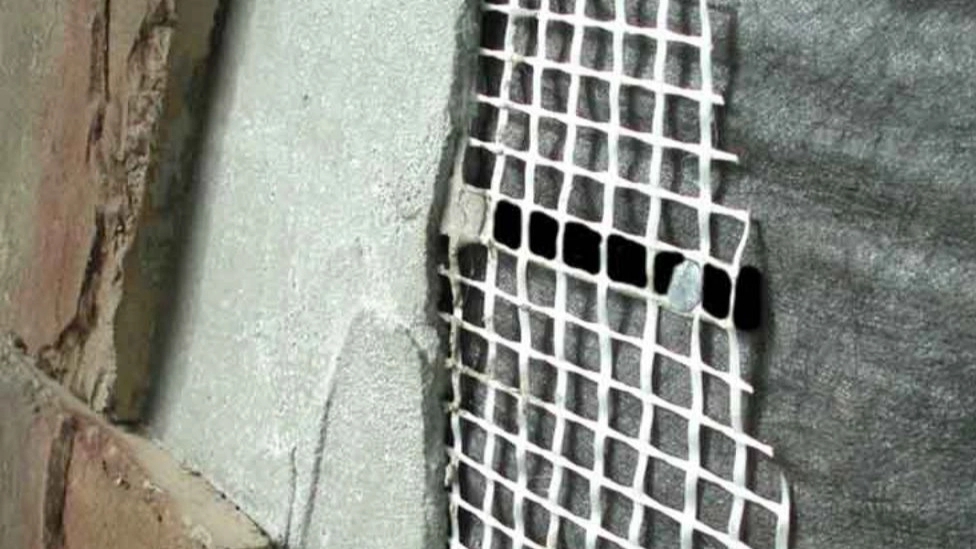 How to repair the crack in the building with fiberglass mesh?