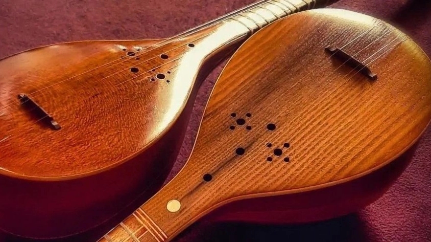 History and introduction of the three string instrument
