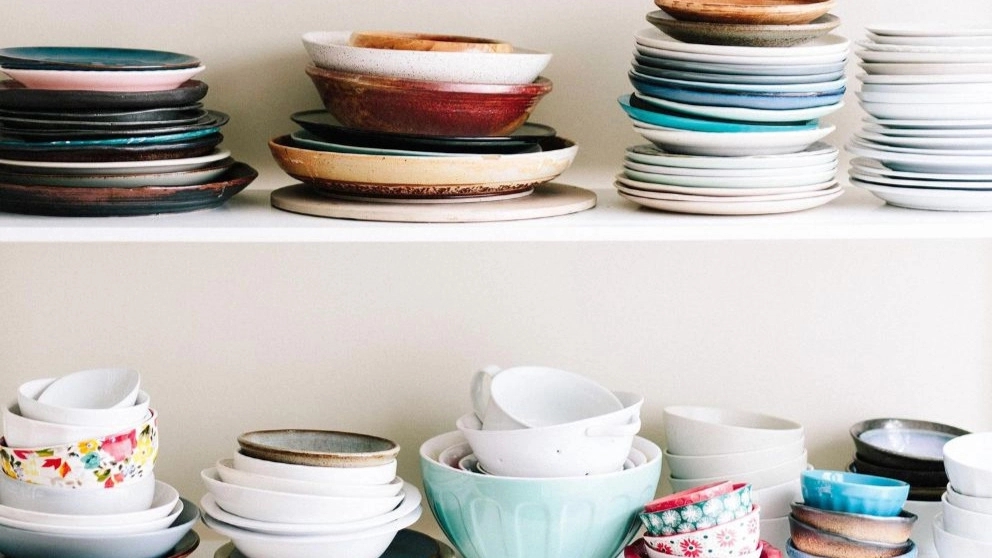 The difference between porcelain and ceramic dishes