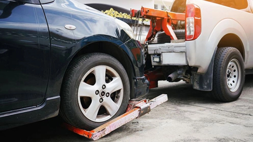 Round-the-clock car rescue with a tow truck crane, Siyar Hassanzadeh in Bandar Abbas