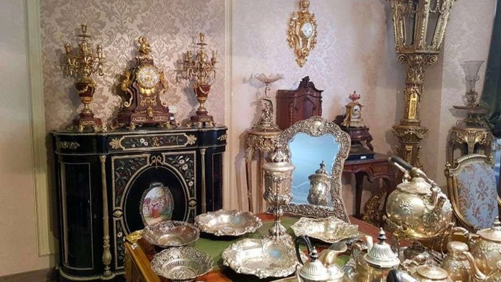 Buying and selling of Yuna Samsari antiques in Tehran