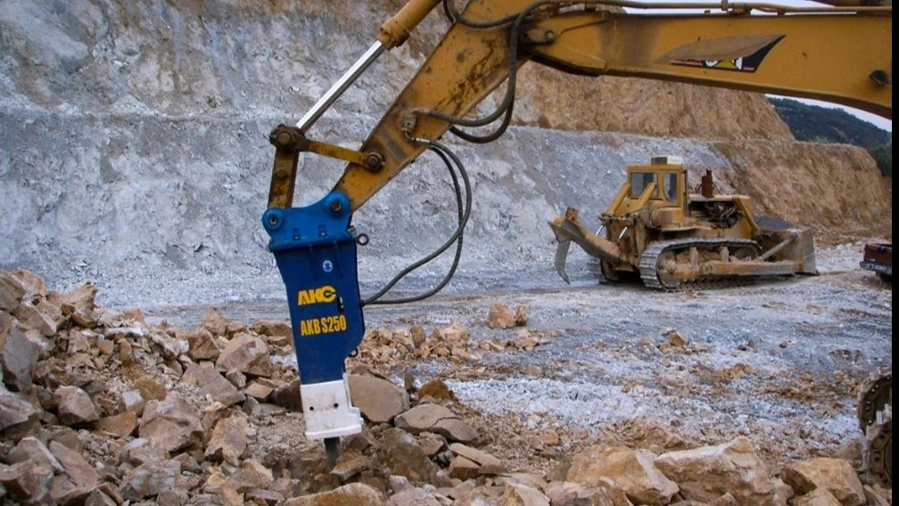How to work with hydraulic hammers of mechanical excavators