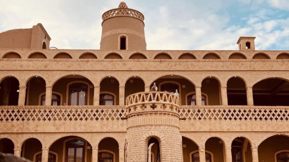 طراحی تفرجگاه کویری با رویکرد معماری خاک