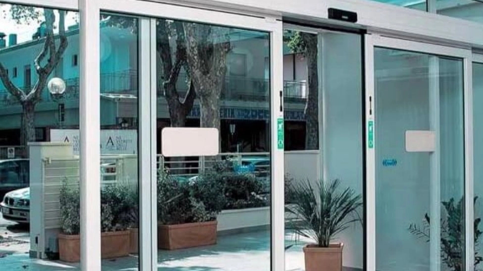 Advantages of automatic doors in different buildings