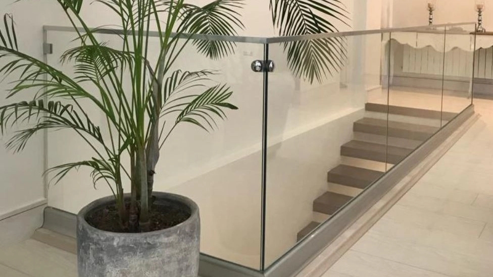 Glass parapet