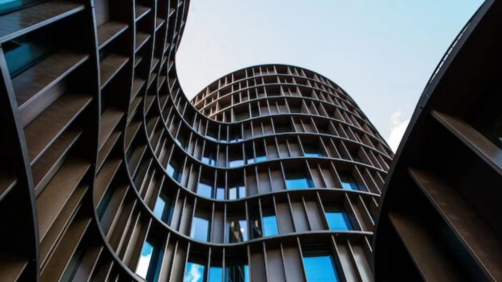 Features of facade design in contemporary architectural style