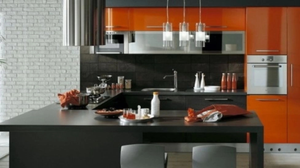 Highglass kitchen cabinet features: