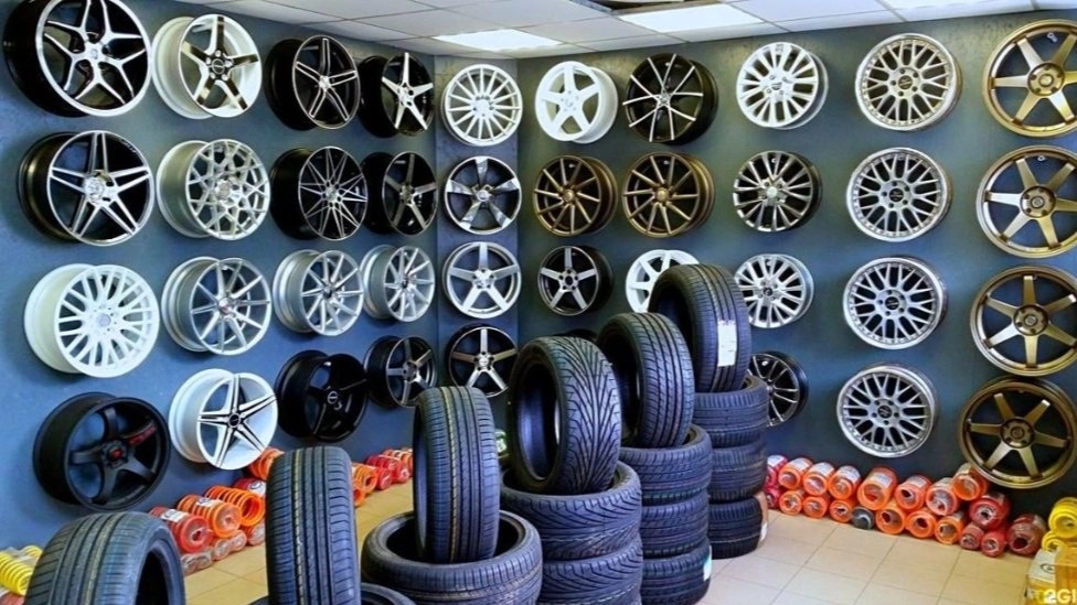 Khakshor tire and rim shop in Kashmir