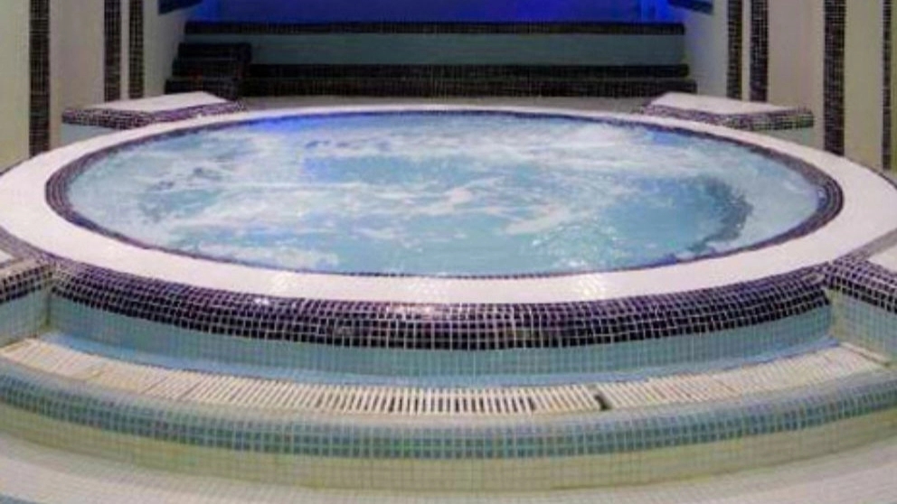 Construction of a cheap and low-cost pool