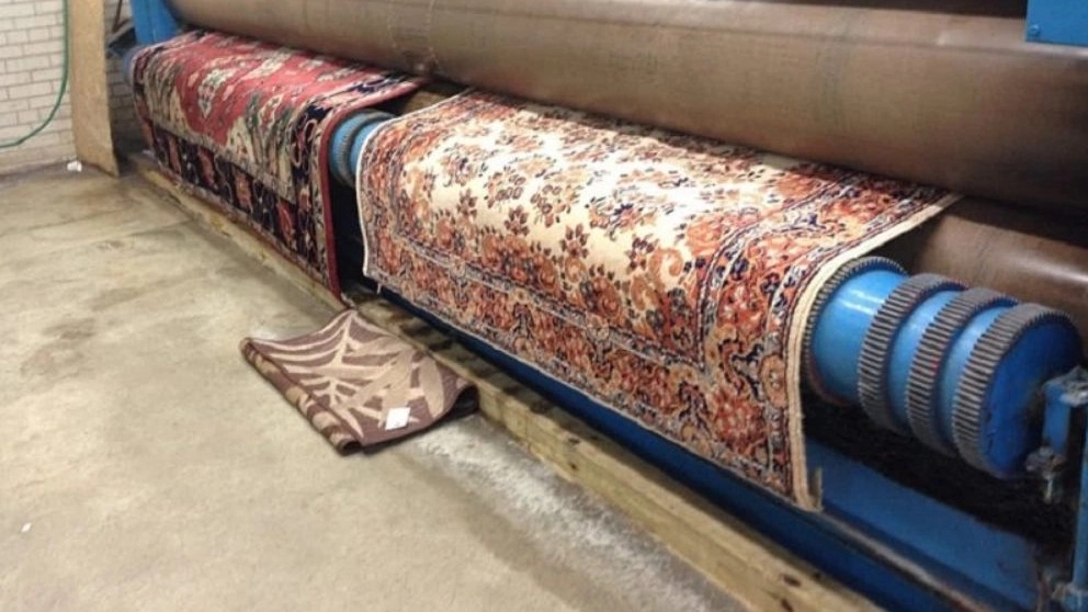 Cleaning the carpet with baking soda or carpet cleaning powder