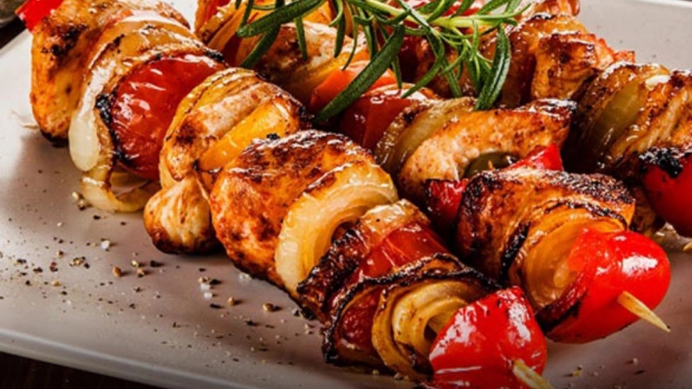 What is the difference between Bakhtiari and Caucasian kebabs?