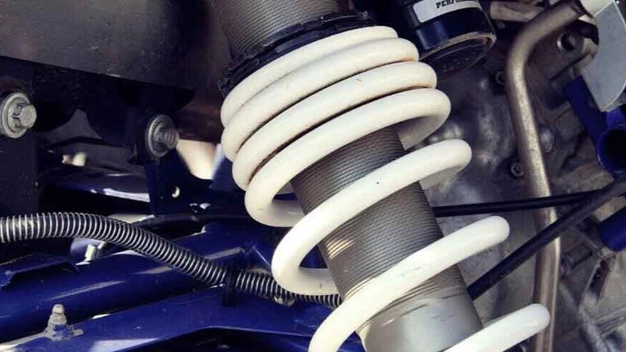 What is the difference between gas and hydraulic shock absorbers?