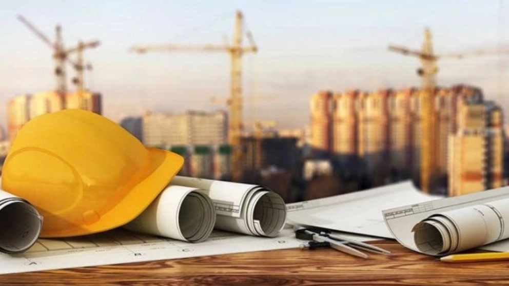 Who is the contractor and what are his duties?