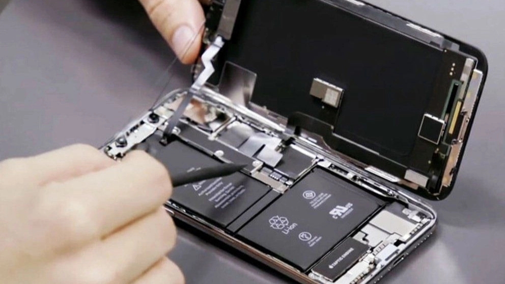 Why should mobile repair be entrusted to a specialized center?