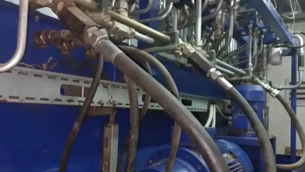 Setting up the hydraulic system of the MASA concrete parts production machine