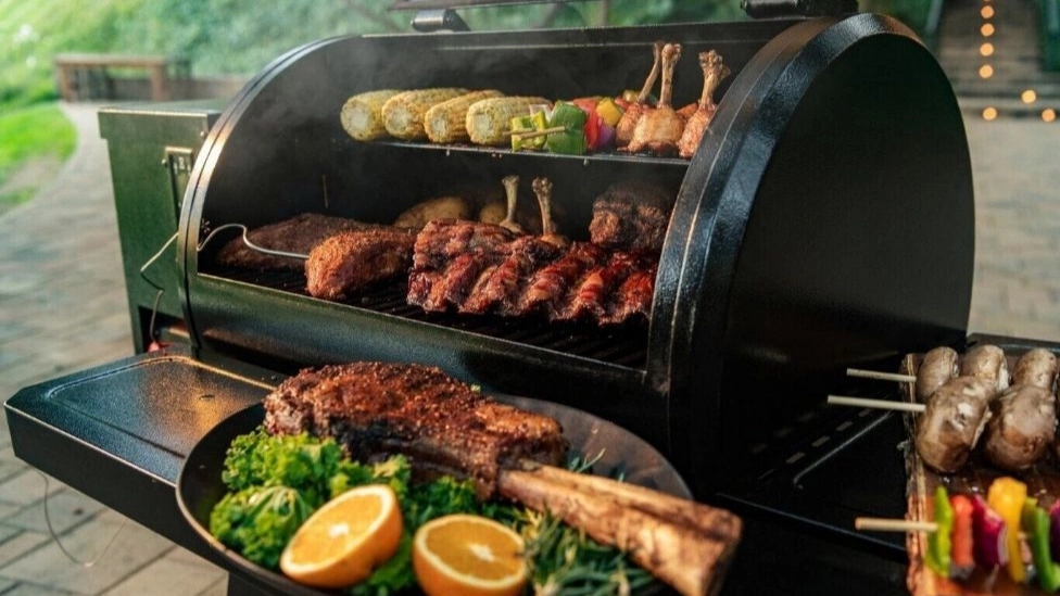 What are the advantages of gas and charcoal barbecue?