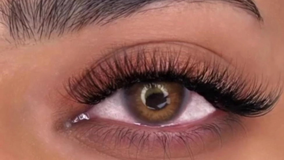 A variety of effects in eyelash extensions