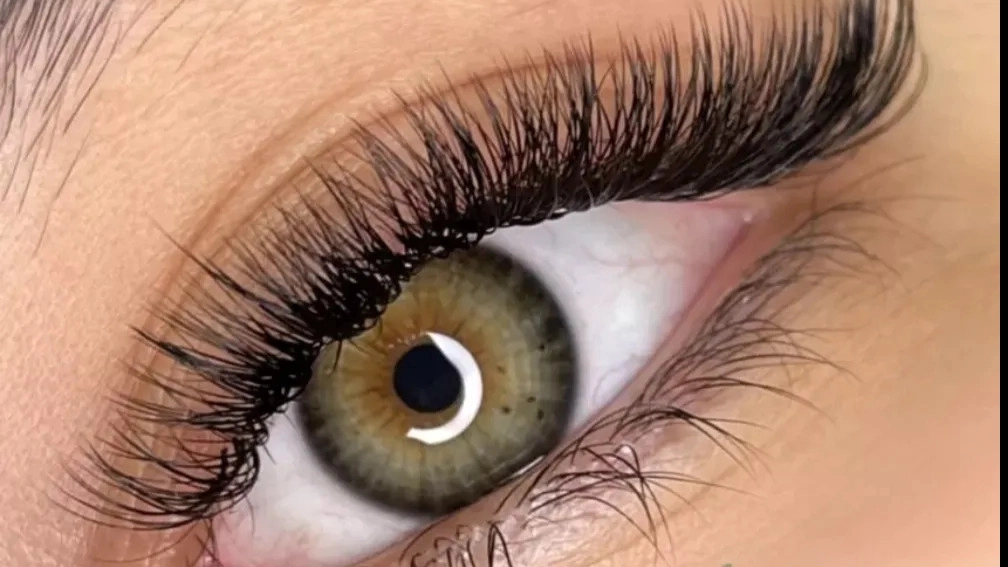 What is the difference between implanting and eyelash extension?