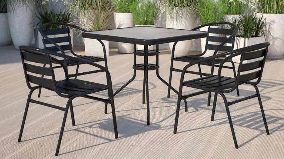 Features and benefits of metal tables and chairs