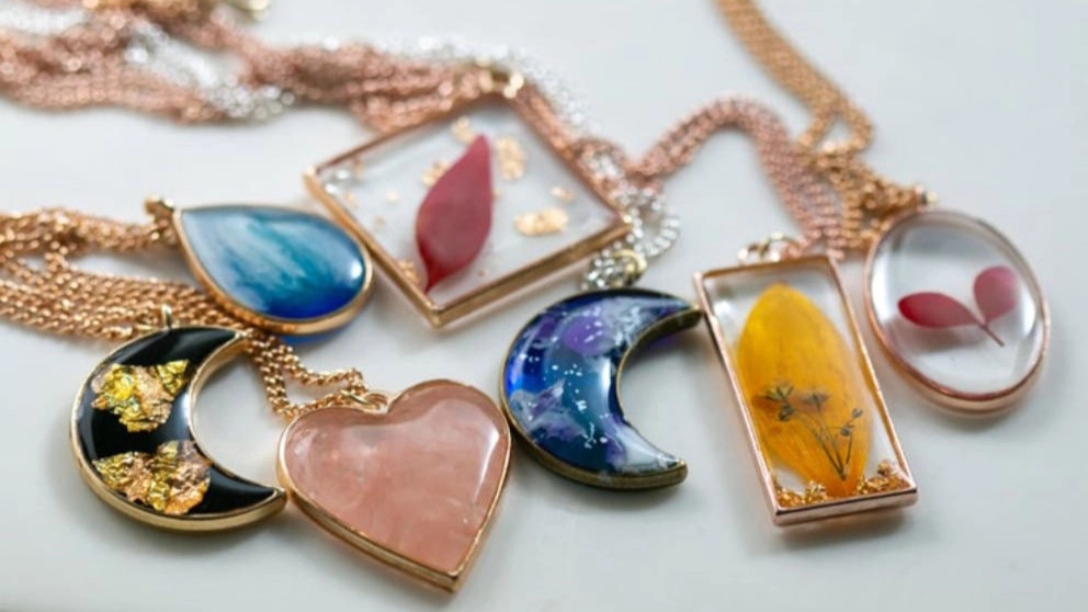 Characteristics of a suitable epoxy resin for making resin jewelry