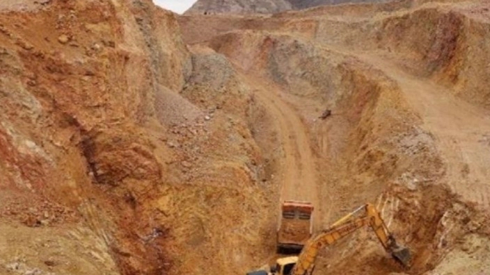 Kimia refractory soil mines, supplying soil to factories in Abadeh, Shiraz