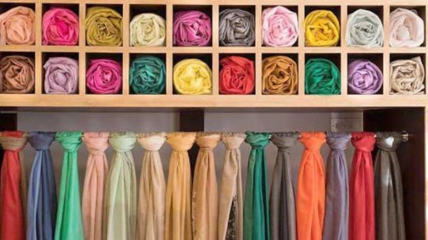 Shali store, selling all kinds of shawls and scarves in Qom