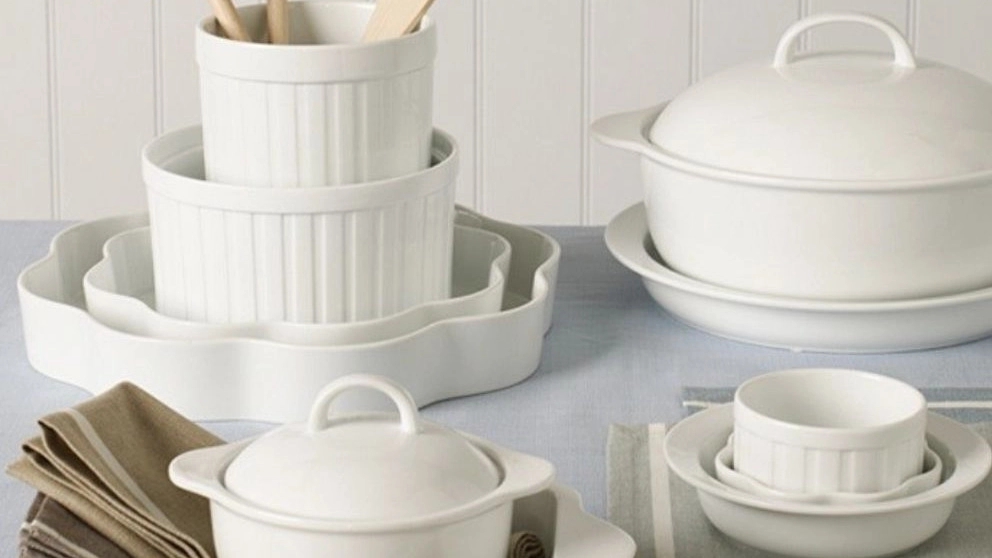 What is the difference between ceramic and porcelain dishes?