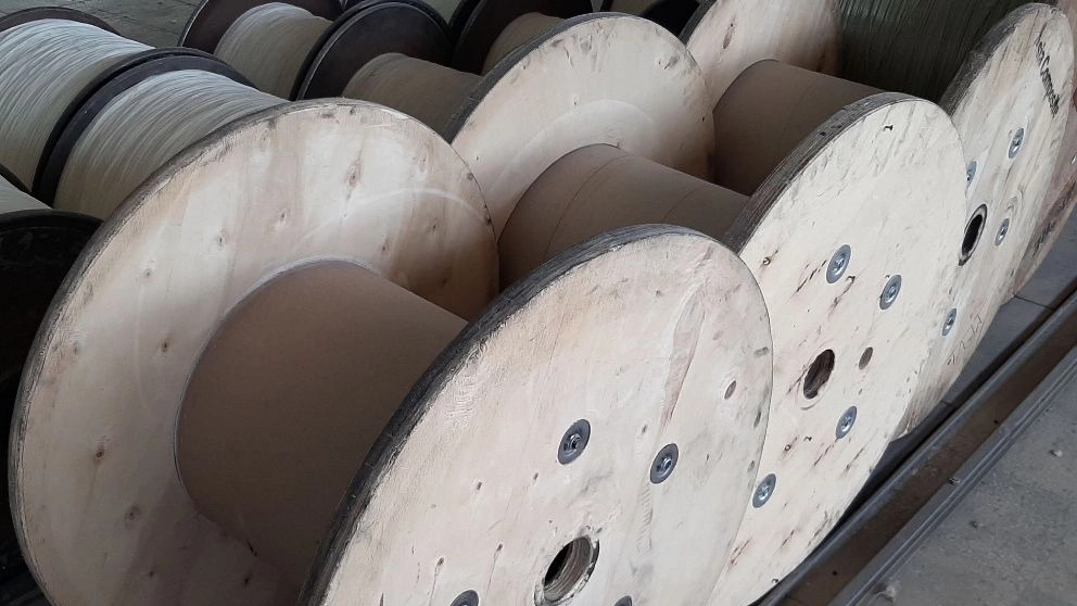 Different types of wooden cable reel system