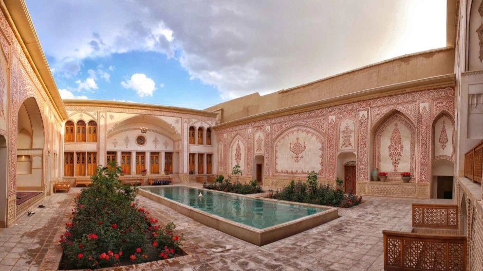 What are the characteristics of a good traditional hotel and how are they different from modern hotels?