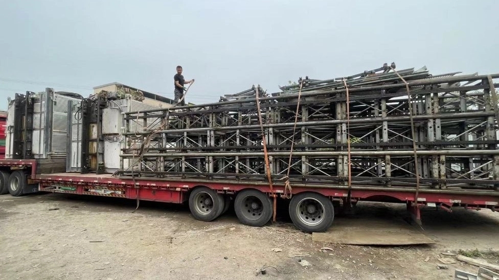 Attending one of the warehouses of Tower Crane in Xi'an, Shanxi Province, to buy and send to Iran