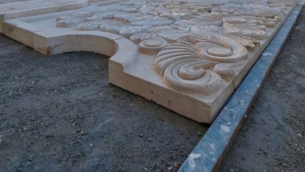 Ahura stone masons, implementation of the classic Roman facade of the villa and building in Nazarabad