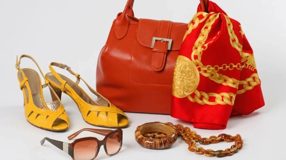 Bag and shoe set with the color of shawl and scarf