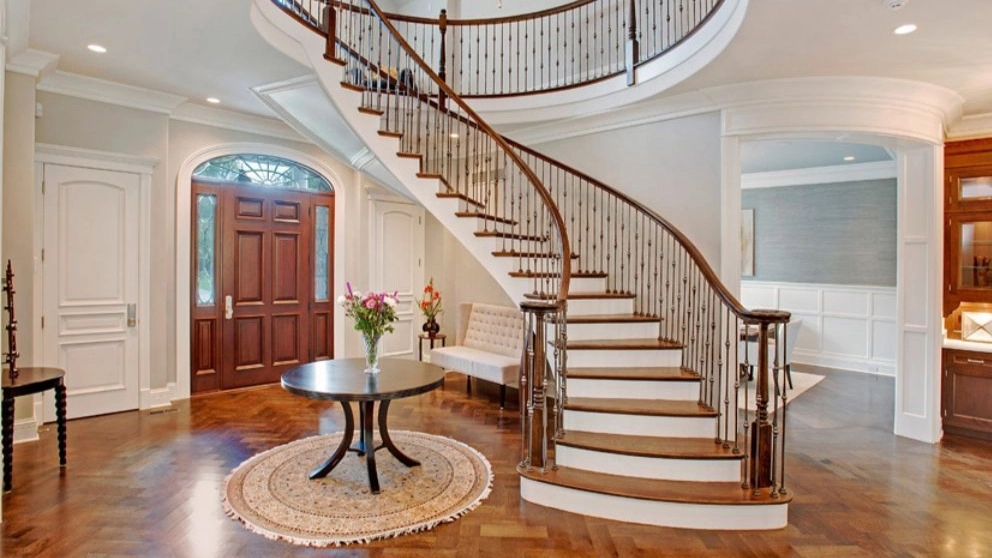 The effect of stairs and wooden fences in the decoration of spaces